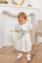 Lade das Bild in den Galerie-Viewer, Dirndl zur Taufe - Niedliches Taufdirndl aus hochwertigem Materialmix, ideal für Fotoshootings und Familienfeiern.