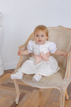 Lade das Bild in den Galerie-Viewer, Dirndl zur Taufe - Handgefertigtes Baby Dirndl aus Seide und Baumwolle in zartem Creme mit eleganter Spitzenschürze