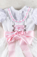 Lade das Bild in den Galerie-Viewer, Detailansicht des Babydirndl von Anna Kaval, präsentiert das Taufdirndl mit feinen Rosenakzenten und einem weichen Innenfutter. Ideal, um ein Babydirndl zu kaufen.