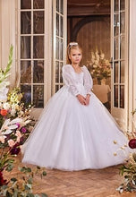 Lade das Bild in den Galerie-Viewer, Ein entzückendes Blümenmädchen im langem Kommunionskleid aus Spitze von Anna Kaval, elegant in einem festlichen Raum. Ideal für besondere Anlässe.