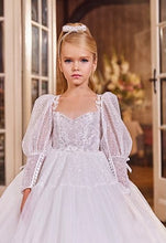 Lade das Bild in den Galerie-Viewer, Elegantes Blümenmädchen/Kommunionskleid von Anna Kaval, handgefertigt aus zarter Spitze, perfekt für besondere Anlässe.