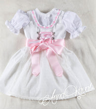 Lade das Bild in den Galerie-Viewer, Schönes Babydirndl von Anna Kaval, ideal als Taufdirndl mit einem süßen weißen Kleid und rosa Satinband. Perfekt, um ein Babydirndl zu kaufen.