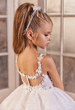 Lade das Bild in den Galerie-Viewer, Detailaufnahme des Rückens eines Kommunionskleides aus Spitze von Anna Kaval, das elegante Träger und eine zarte Verarbeitung zeigt, perfekt für festliche Anlässe.