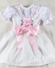 Lade das Bild in den Galerie-Viewer, Klassisches Babydirndl von Anna Kaval, einfaches Taufdirndl mit einem verspielten Design und einem rosa Satinband. Ideal, wenn Sie ein Babydirndl kaufen wollen.