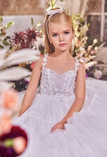 Lade das Bild in den Galerie-Viewer, Nahaufnahme von einem Mädchen in einem funkelnden Kommunionskleid aus Spitze von Anna Kaval, perfekt für eine stilvolle Feier. Ein wunderschönes Kleid für kleine Prinzessinnen.