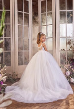 Lade das Bild in den Galerie-Viewer, Ein Blümenmädchen im Rückansicht in einem langen, romantischen Kommunionskleid aus Spitze von Anna Kaval, das den glamorösen Look bei feierlichen Anlässen unterstreicht.