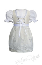 Lade das Bild in den Galerie-Viewer, Schickes Babydirndl Sissi von Anna Kaval, das klassische Design mit eleganter Schnürung und blumigen Verzierungen kombiniert. Perfekt für Taufen und festliche Anlässe.
