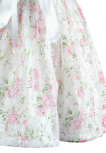 Lade das Bild in den Galerie-Viewer, Nahaufnahme des Saums des Taufkleids Rosalina von Anna Kaval, gefertigt aus zarter Spitze und blumigen Stoff.