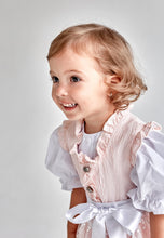 Lade das Bild in den Galerie-Viewer, Ein fröhliches Kind trägt das Babydirndl/Taufdirndl/Taufkleid Traum aus Seide von Anna Kaval, elegant in einem sanften Rosatonmit Rüschendetails und einer zeitlosen weißen Bluse.