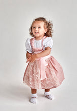 Lade das Bild in den Galerie-Viewer, Ein lächelndes Mädchen in einem eleganten Taufdirndl Traum aus Seide von Anna Kaval, ideal für besondere Anlässe.