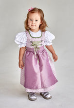 Lade das Bild in den Galerie-Viewer, Dirndl aus Kunstseide in rosa für die Taufe, Hochzeiten oder andere Anlässe - Blick auf die weichen Puffärmel der süßen Bluse.