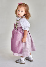Lade das Bild in den Galerie-Viewer, Dirndl aus Kunstseide in rosa für die Taufe, Hochzeiten oder andere Anlässe - Entspannte Pose eines Kindes im wunderschönem Dirndl.