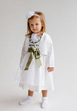 Lade das Bild in den Galerie-Viewer, Kleines Mädchen in einem eleganten Babydirndl mit Bolero von Anna Kaval, mit grüner Satinbindung und floraler Schürze, perfekt für Feiern und Taufen.