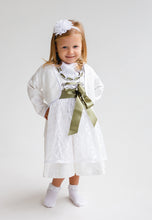 Lade das Bild in den Galerie-Viewer, Fröhliches Mädchen in Babydirndl mit Bolero von Anna Kaval, mit schicken Details und ideal für unvergessliche Taufen und Feierlichkeiten.