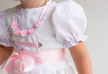 Lade das Bild in den Galerie-Viewer, Detailaufnahme des Babydirndl/Taufdirndl/Taufkleid Rosalie von Anna Kaval, die den hübschen Kragen und die rosa Blumenkette des Taufkleids Mädchen hervorhebt. Dieses Taufdirndl sticht durch seinen charmanten Look und hochwertige Materialien hervor.