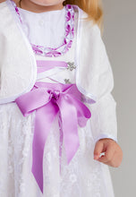 Lade das Bild in den Galerie-Viewer, Nahaufnahme des Babydirndl Taufkleids von Anna Kaval in Flieder mit Bolero, zeigt die detailreiche Schnürung und lila Schleife, perfekt für besondere Anlässe.