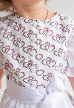 Lade das Bild in den Galerie-Viewer, Festliches Baby Dirndl Herzchen aus Baumwolle mit einem Herz Muster in rosa-grün mit einer Schürze aus Spitze
