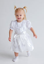 Lade das Bild in den Galerie-Viewer, Lächelndes kleines Mädchen trägt ein hübsches Baby Trachtenkleid zur Taufe von Anna Kaval, das aus Bio-Baumwolle hergestellt ist, während es läuft.