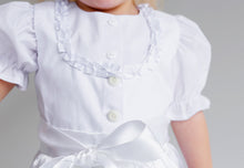 Lade das Bild in den Galerie-Viewer, Nahaufnahme des bezaubernden Baby Trachtenkleid zur Taufe von Anna Kaval, zeigt die feinen Knöpfe und den Rüschensaum des Kleides.