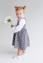 Lade das Bild in den Galerie-Viewer, Detailansicht des Cord Cocktailkleids in grau, betont den hochwertigen Baumwollstoff.