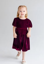 Lade das Bild in den Galerie-Viewer, Cocktail / festliches Kleid aus Samt in bordeaux rot