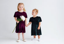 Lade das Bild in den Galerie-Viewer, Cocktail / festliches Kleid aus Samt in bordeaux rot