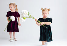 Lade das Bild in den Galerie-Viewer, Cocktail / festliches Kleid aus Samt in bordeaux rot