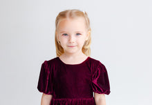 Lade das Bild in den Galerie-Viewer, Cocktail / festliches Kleid aus Samt in bordeaux rot