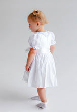 Lade das Bild in den Galerie-Viewer, Hübsches Taufdirndl Bianca aus Hochwertiger Baumwolle mit Spitze und Satin-Schnürung