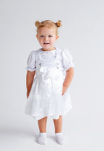 Lade das Bild in den Galerie-Viewer, Hübsches Taufdirndl Bianca aus Hochwertiger Baumwolle mit Spitze und Satin-Schnürung