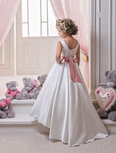 Lade das Bild in den Galerie-Viewer, Rückansicht des Blumenmädchenkleides von Anna Kaval, ideal für Kommunionen. Das Kleid bietet einen klassischen Look mit einem fließenden Rock und stilvollem rosa Knopf.