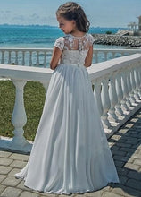 Lade das Bild in den Galerie-Viewer, Schöne Rückansicht eines Blümenmädchen Kommunionskleides von Anna Kaval, lang und elegant mit Spitze, am Strand, ideal für besondere Anlässe.