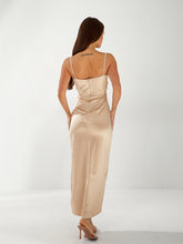 Lade das Bild in den Galerie-Viewer, Satin-Kleid in Champagner – Eleganz pur mit luxuriösem Glanz
