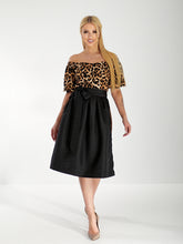 Lade das Bild in den Galerie-Viewer, Animal-Print trifft Tracht – Einzigartige Damen-Dirndl
