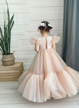 Lade das Bild in den Galerie-Viewer, Märchenhaftes Prinzessinnenkleid aus Tüll mit Federdetails
