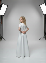 Lade das Bild in den Galerie-Viewer, Kommunionkleid schlicht und elegant
