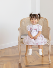 Lade das Bild in den Galerie-Viewer, Taufkleid Dirndl Stil | Baby Outfit zur Taufe | Trachtenkleid Taufkleid Dirndl Stil | Baby Outfit zur Taufe | Trachtenkleid Zartes Kinder-Dirndl / Taufdirndl in Pastellrosa mit Blumenmuster
