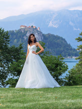 Lade das Bild in den Galerie-Viewer, Das Brautkleid A-Linie mit abnehmbaren Ärmeln – Romantisches Tüll-Hochzeitskleid nach Maß in einer stilvollen Brautmodenschau.
