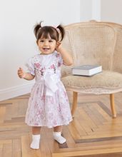 Lade das Bild in den Galerie-Viewer, Taufkleid Dirndl Stil | Baby Outfit zur Taufe | Trachtenkleid Taufkleid Dirndl Stil | Baby Outfit zur Taufe | Trachtenkleid Zartes Kinder-Dirndl / Taufdirndl in Pastellrosa mit Blumenmuster
