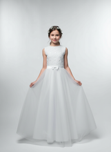 Lade das Bild in den Galerie-Viewer, Kommunionkleid mit einem Oberteil aus Spitze
