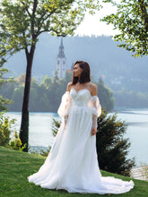 Lade das Bild in den Galerie-Viewer, Brautkleid A-Linie mit abnehmbaren Ärmeln – Romantisches Tüll-Hochzeitskleid nach Maß, präsentiert von Anna Kaval.
