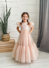Lade das Bild in den Galerie-Viewer, Märchenhaftes Prinzessinnenkleid aus Tüll mit Federdetails
