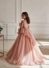 Lade das Bild in den Galerie-Viewer, Elegantes Mädchenkleid im Prinzessinnenstil von Anna Kaval, sichtbare Rückansicht des Kleides mit zarter Drapierung. Perfekt für Blumenmädchen und Kommunionskleider.
