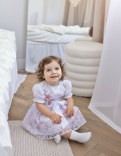 Lade das Bild in den Galerie-Viewer, Taufkleid Dirndl Stil | Baby Outfit zur Taufe | Trachtenkleid Taufkleid Dirndl Stil | Baby Outfit zur Taufe | Trachtenkleid Zartes Kinder-Dirndl / Taufdirndl in Pastellrosa mit Blumenmuster
