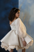 Lade das Bild in den Galerie-Viewer, Elegantes Mädchenkleid mit funkelnden Details

