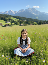 Lade das Bild in den Galerie-Viewer, Kinder-Dirndl in Blau mit Schürze – Traditionelles Trachtenkleid für Mädchen | Perfekt für Oktoberfest &amp; Feste

