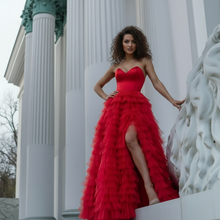 Lade das Bild in den Galerie-Viewer, Individuell Gefertigtes Abendkleid Von Anna Kaval - Wählen Sie Ihre Farbe!
