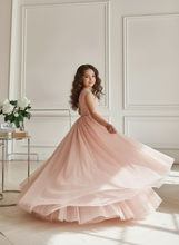 Lade das Bild in den Galerie-Viewer, Elegantes Mädchenkleid im Prinzessinnenstil von Anna Kaval, das beim Drehen im mehrlagigen Tüllrock glänzt. Ein wunderbares Outfit für Blumenmädchen und Kommunionskleider.
