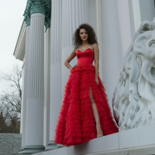Lade das Bild in den Galerie-Viewer, Individuell Gefertigtes Abendkleid Von Anna Kaval - Wählen Sie Ihre Farbe!

