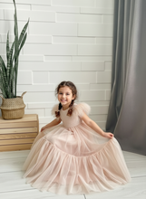 Lade das Bild in den Galerie-Viewer, Märchenhaftes Prinzessinnenkleid aus Tüll mit Federdetails
